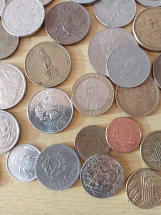 125 monedas mundiales diferentes.