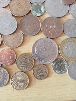 125 monedas mundiales diferentes.