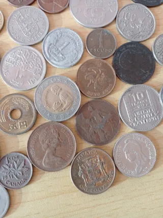 125 monedas mundiales diferentes.