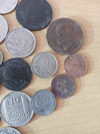 125 monedas mundiales diferentes.