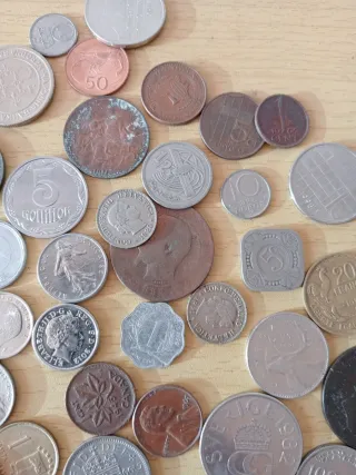 125 monedas mundiales diferentes.