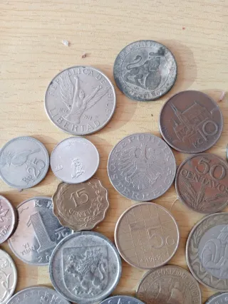 125 monedas mundiales diferentes.
