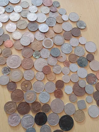 125 monedas mundiales diferentes.
