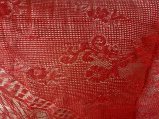 Manton rojo con flecos