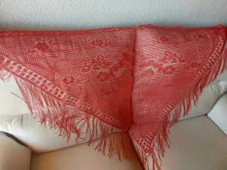 Manton rojo con flecos