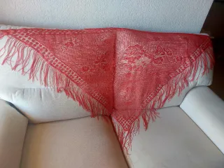Manton rojo con flecos