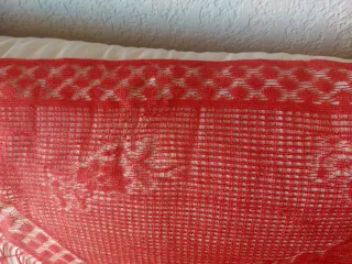 Manton rojo con flecos