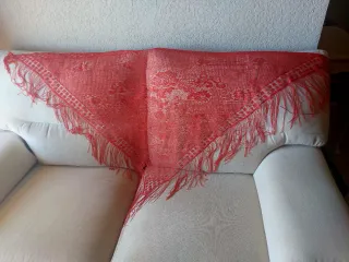 Manton rojo con flecos