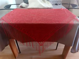Manton rojo con flecos