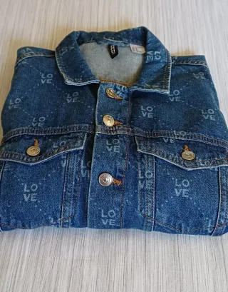 Chaqueta vaquera H&M Divided con estampado LOVE