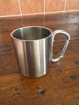 Taza de acero inoxidable con asa mosquetón