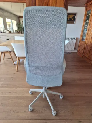 Silla de oficina ergonómica gris ajustable