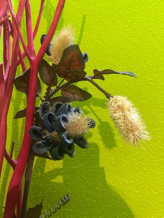 Jarrón de Cristal Rojo con Composición Floral