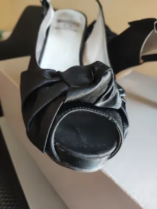 Zapatos de fiesta negros con lazo