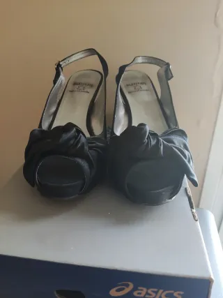 Zapatos de fiesta negros con lazo