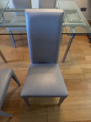 Tavolo da pranzo allungabile con 4 sedie in pelle