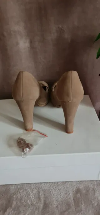Zapatos de tacón Miss Bombom beige