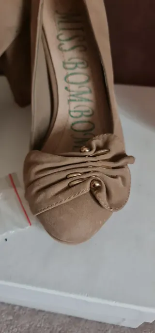 Zapatos de tacón Miss Bombom beige