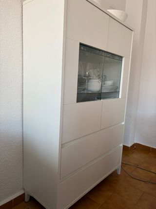 Alacena blanca con cristal