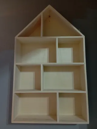 Estantería de madera con forma de casa