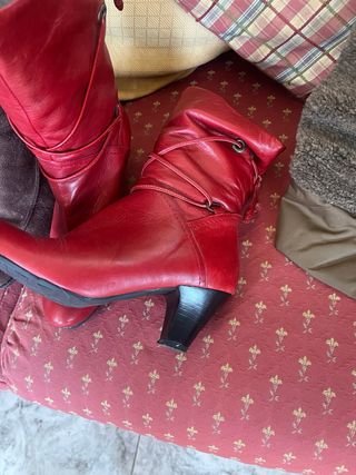 Zapatos negros con lazo y tachuelas