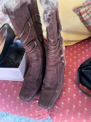 Zapatos negros con lazo y tachuelas