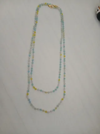 Collar de cuentas azul y amarillo
