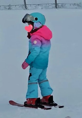 Ropa de nieve + casco para niña o niño.