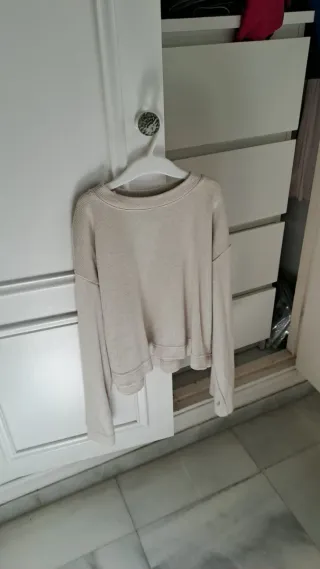 Set di abbigliamento donna: magliette, pantaloni e gonne