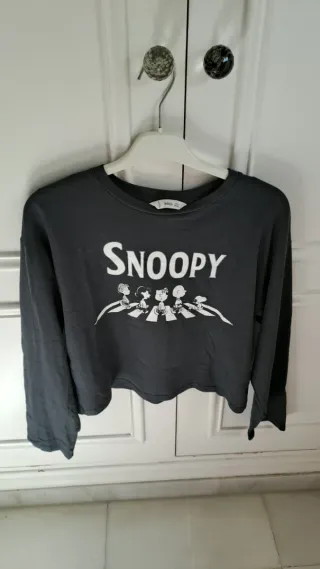 Set di abbigliamento donna: magliette, pantaloni e gonne