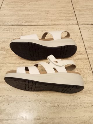 Sandalias blancas de tiras