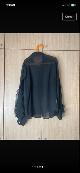Blusa negra con volantes