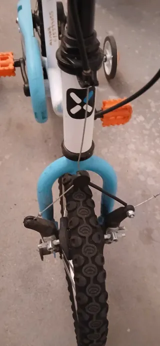 Bicicleta infantil con ruedines