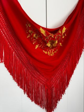 Mantoncillo niña bordado dorado