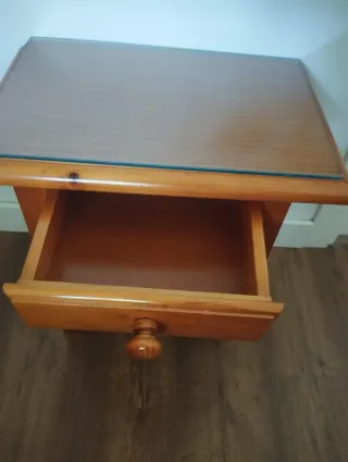 Mesita de noche provenzal madera y cristal
