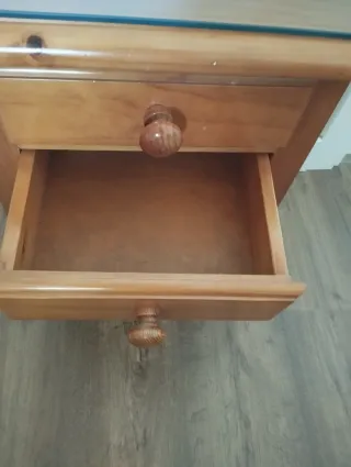 Mesita de noche provenzal madera y cristal