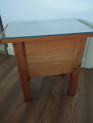 Mesita de noche provenzal madera y cristal