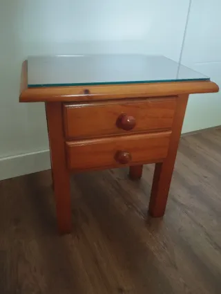 Mesita de noche provenzal madera y cristal
