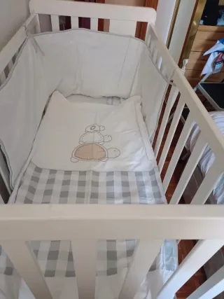 Cuna de bebé blanca con ruedas