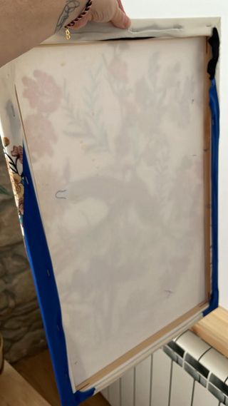 Cuadro de tela con pájaros y flores.