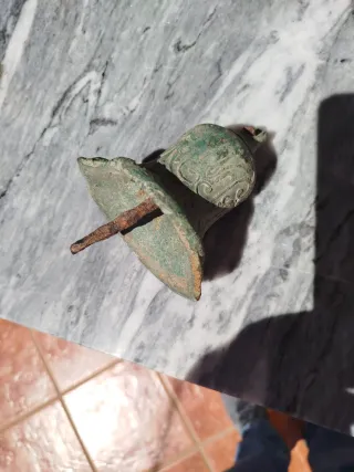 Antigua campanita de bronce