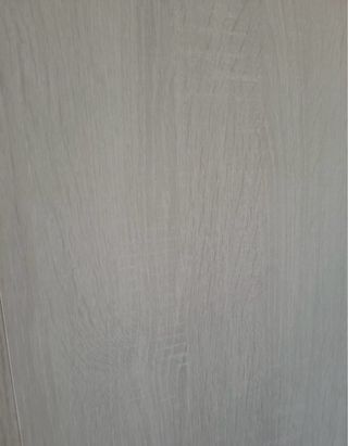 Armario de madera beige con tiradores verdes