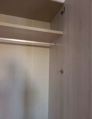 Armario de madera beige con tiradores verdes