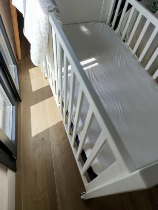 Cuna de madera maciza blanca para bebé