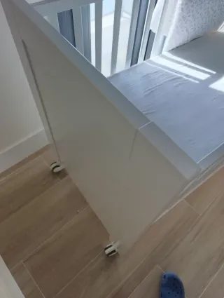 Cuna de madera maciza blanca para bebé