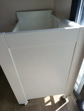 Cuna de madera maciza blanca para bebé