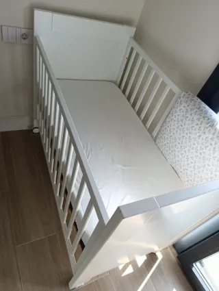 Cuna de madera maciza blanca para bebé