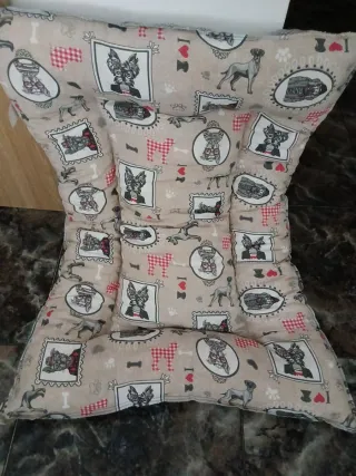 Cojín perro de escanso beige y rojo tengo 2