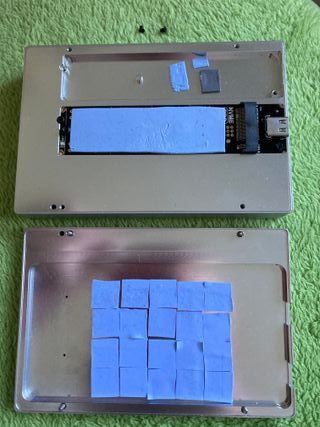 Caja discos NVMe y SATA