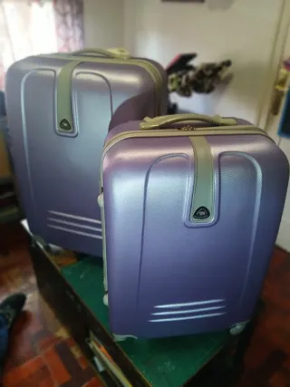 Juego 2 maletas moradas